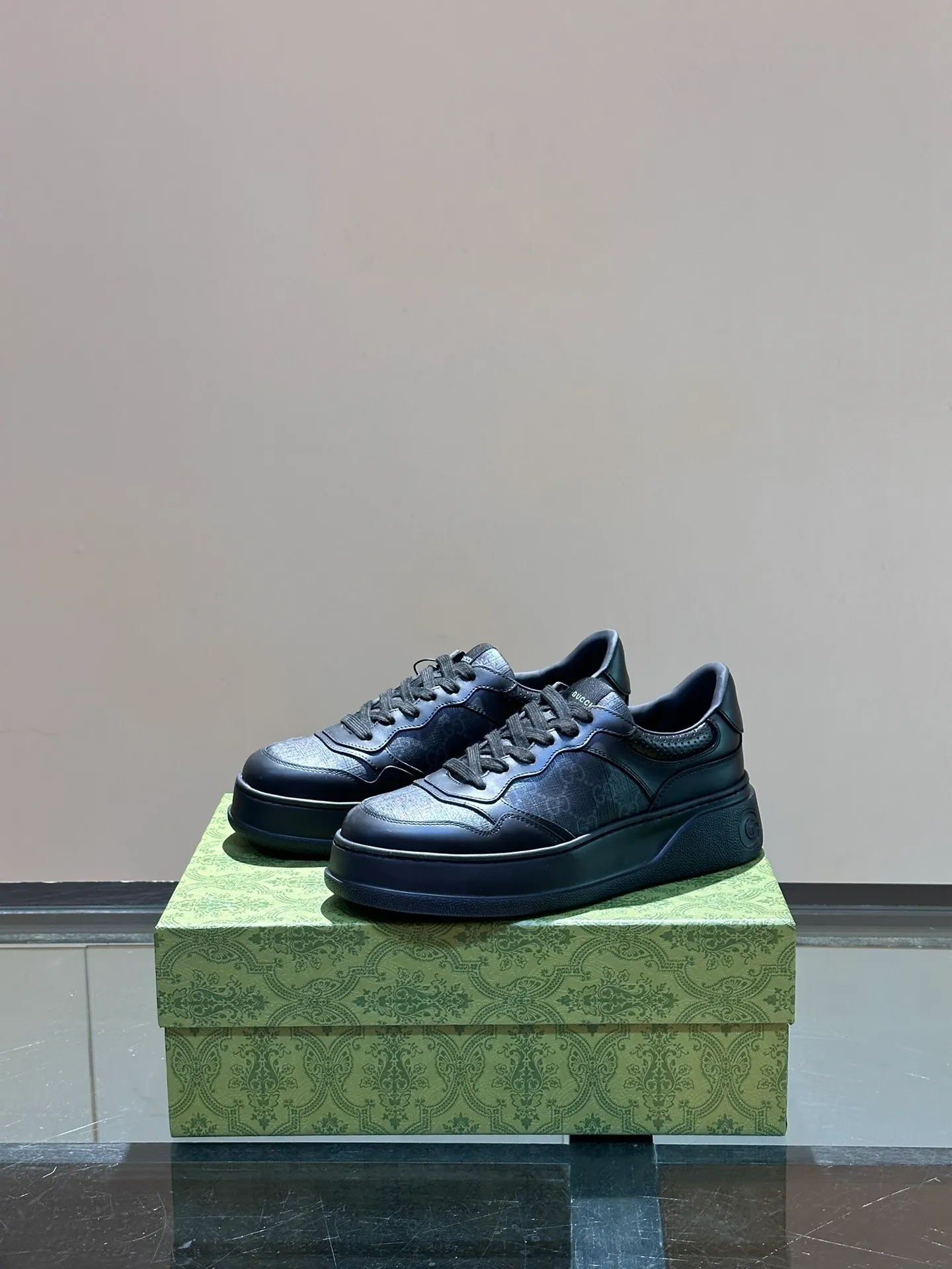 P640 Gucci men's thick-soled biscuit shoe sneakers. This sneaker adopts a thick-soled structure and cleverly uses the three elements of appearance design, color matching and material to show a retro style. The shoes are made of Demetra, a black sustainable material containing at least 70% renewable plant raw materials (viscose fiber, wood pulp, bio-based polyurethane), with a rubber sole. The Gucci web print adds a signature touch to this piece. Thick soles add 5cm to your height and instantly enhance your aura when worn!  Size: 38-44 (38 45 customized)